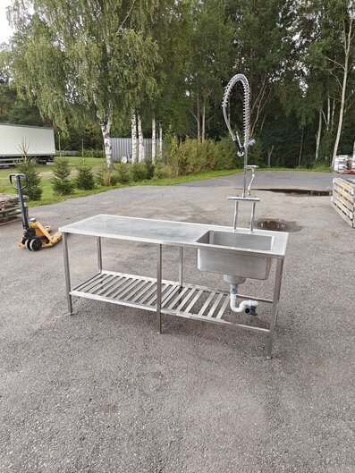 RST-Allaspöytä esipesusuihkulla