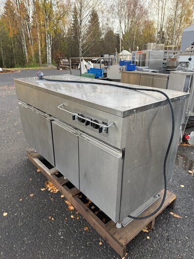 Lämpöpöytä kaapeilla Lämpöpöytä kaapeilla